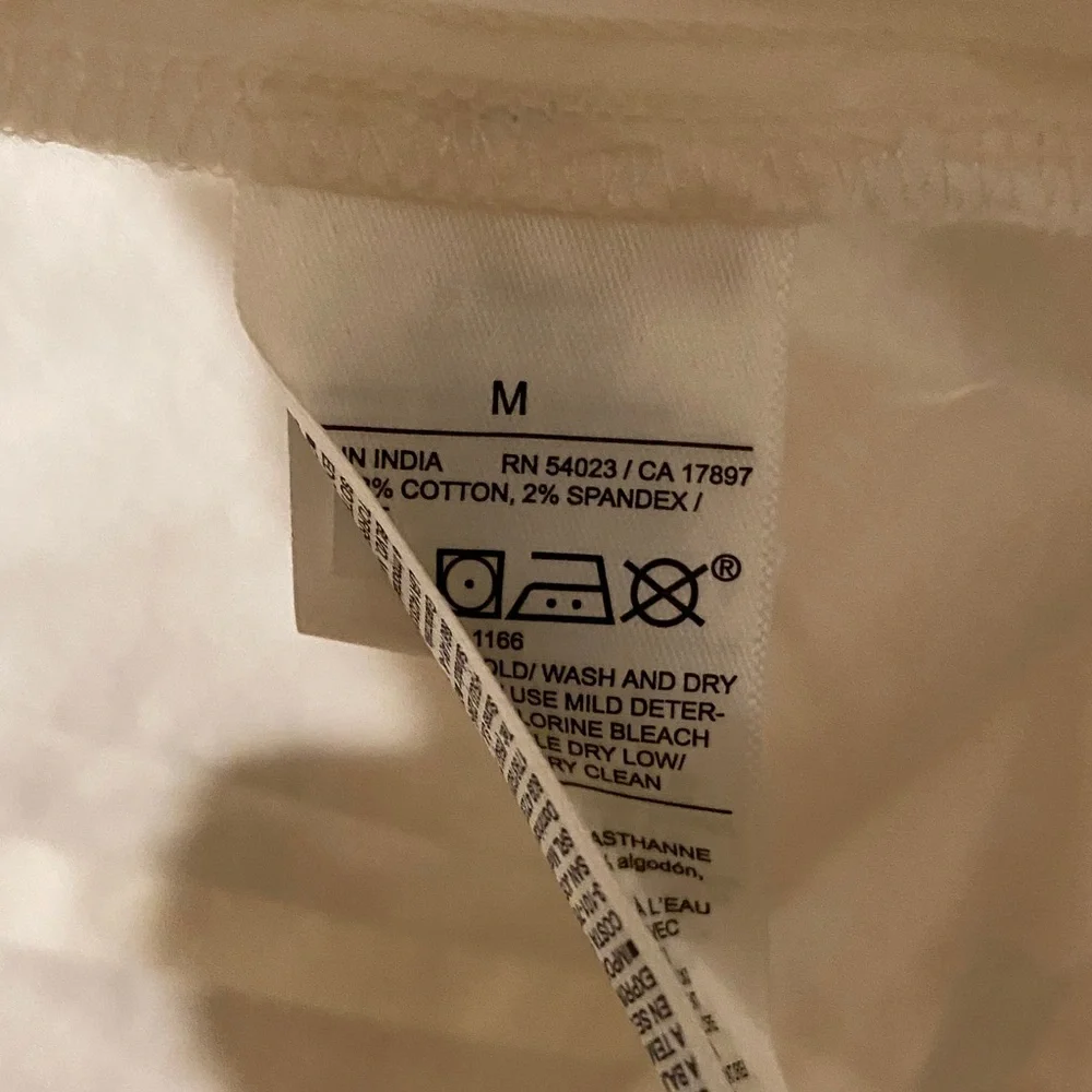 Old Navy Women’s White Casual Button Down Shirt - Picture 4 of 5